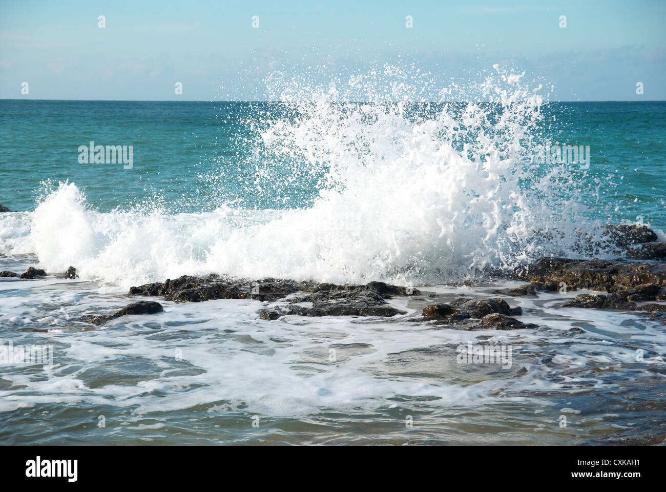 Las grandes olas que rompen en la orilla Foto de stock