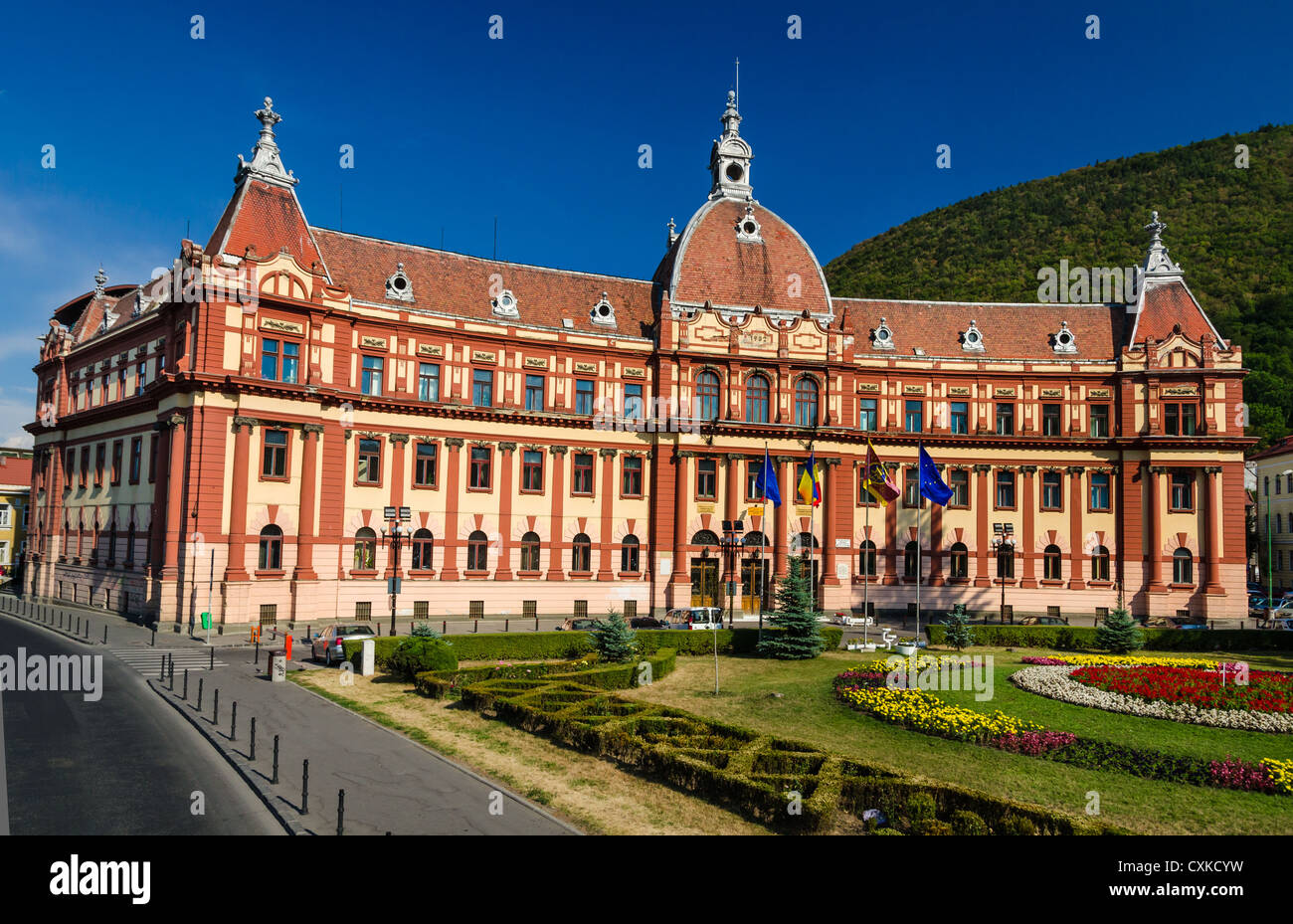 Edificio de la administración central del condado de Brasov, en Rumania, la arquitectura de estilo neobarroco del siglo xix. Foto de stock