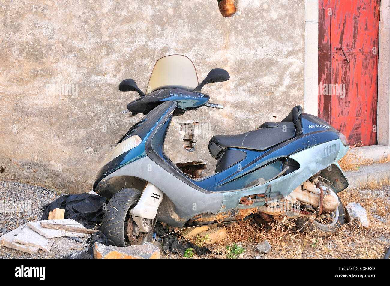 Motor scooter abandonada en la cima de la colina village de Pano