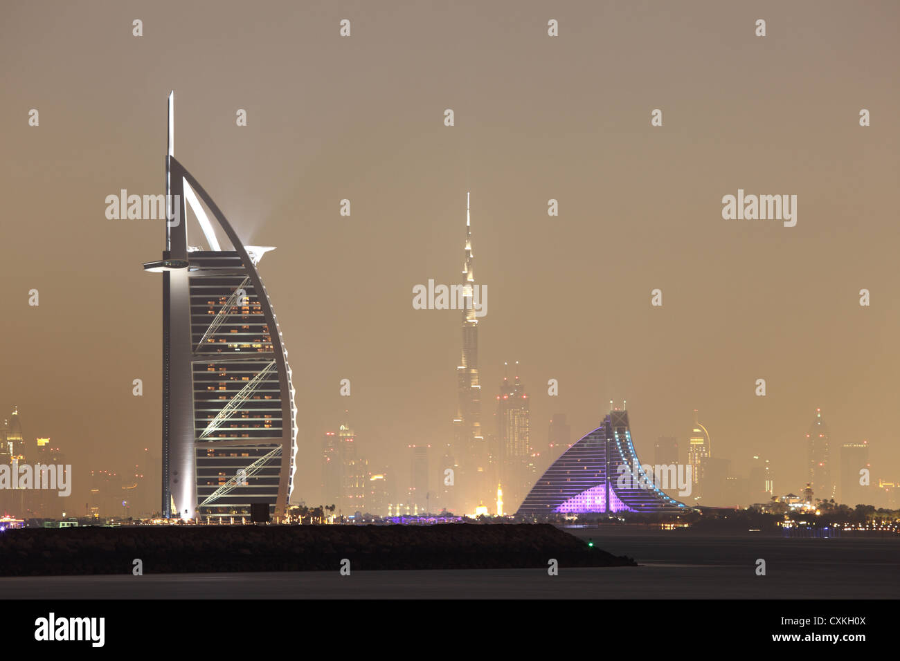 En la noche del horizonte de Dubai, Emiratos Árabes Unidos Foto de stock