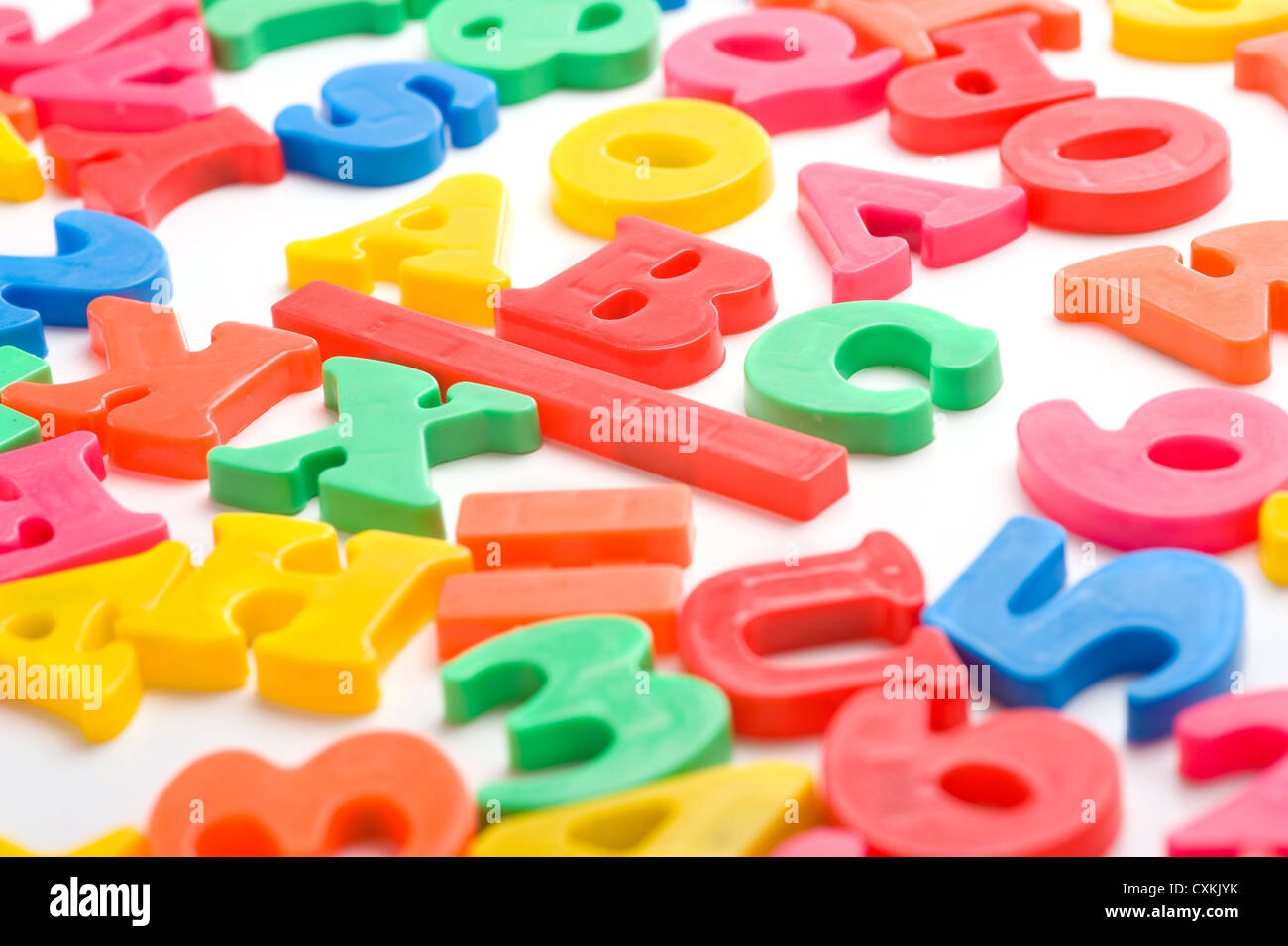 Un grupo de coloridos letra del alfabeto plástico imanes colocados sobre un  fondo blanco, se centra en el 'B' en el ABC Fotografía de stock - Alamy