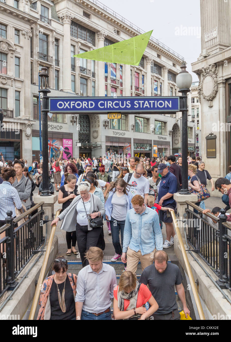 Entrada de metro de Oxford Circus en hora punta, Londres, Inglaterra Foto de stock