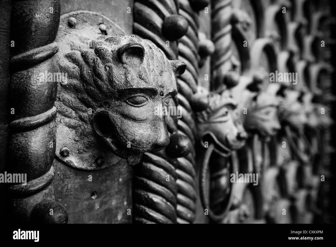 Decoración metálica en la puerta de la Basílica de San Marcos, en Venecia, Italia. Foto de stock