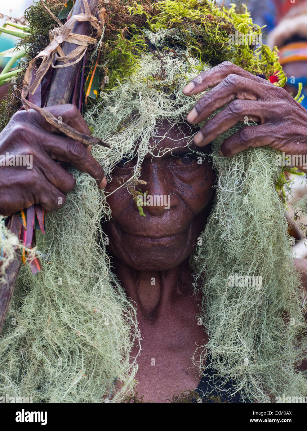 Mujer vistiendo tocados tribales de MOSS en el Festival singsing Goroka, Papúa Nueva Guinea Foto de stock