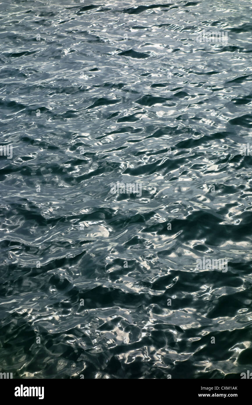Plateado ondulaciones del agua de mar natural de fondo abstracto. Foto de stock