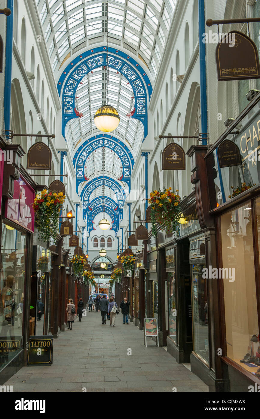 Los compradores caminando por la histórica Thornton's Arcade (filas de tiendas bajo el impresionante techo abovedado de vidrio) - centro de la ciudad de Leeds, West Yorkshire, Inglaterra, Reino Unido. Foto de stock