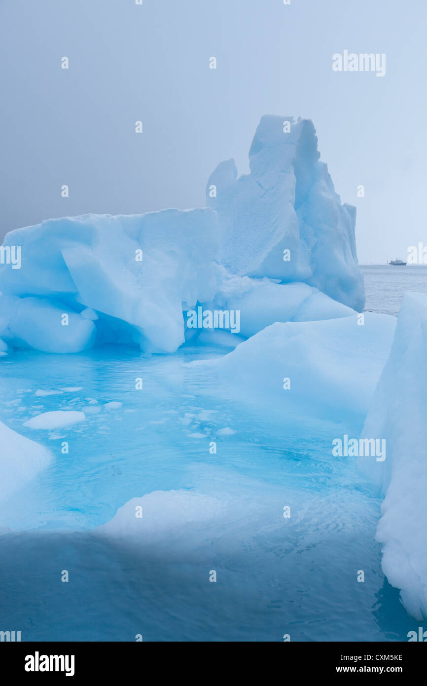 Un témpano de hielo escultórico fuera de la Antártida continental en el Mar de Weddell. Foto de stock