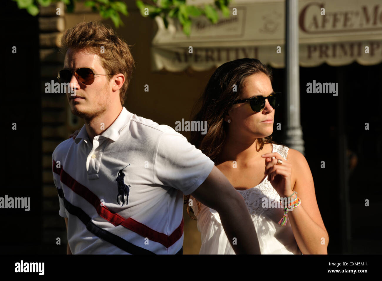 Pareja atractiva con gafas de sol en una calle de Lucca Toscana Italia  Fotografía de stock - Alamy
