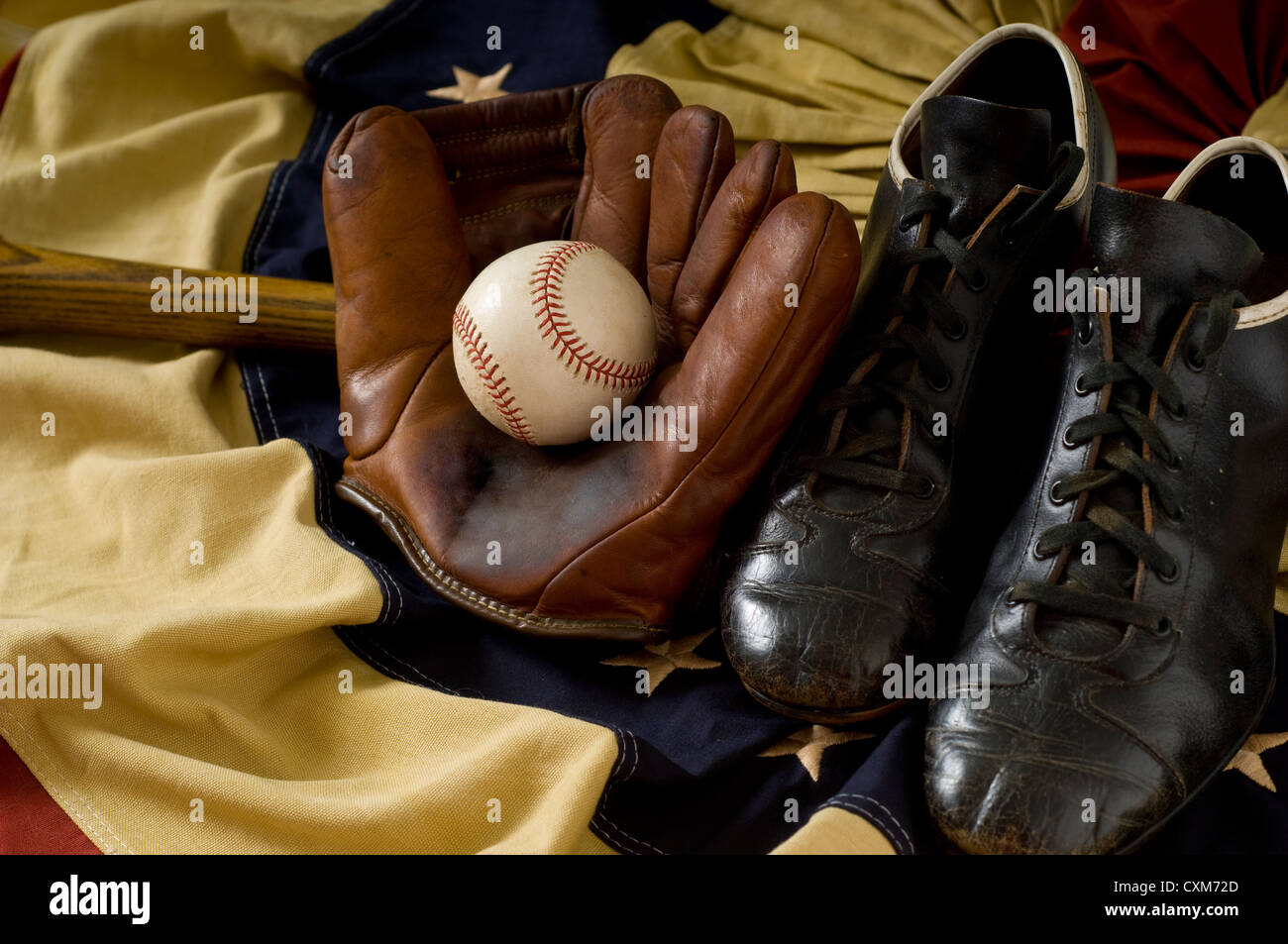 Vintage Baseball, incluyendo equipos de Mitt, bola, los Tacos y una bola sobre una antigua bandera como fondo Foto de stock