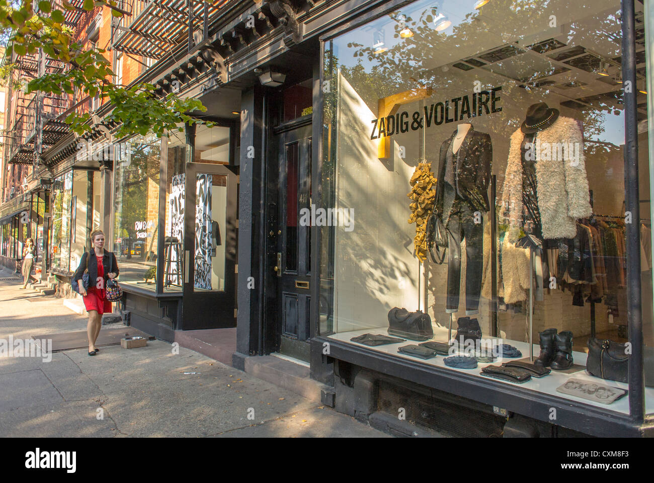 Ciudad de Nueva York, NY, EE.UU., escenas de calles, mujer de compras,  Tiendas de lujo de ropa francesa, 'Zadig & Voltaire', en Greenwich Village,  Bleecker Street, Manhattan Neighborhood Shop front window, RICH