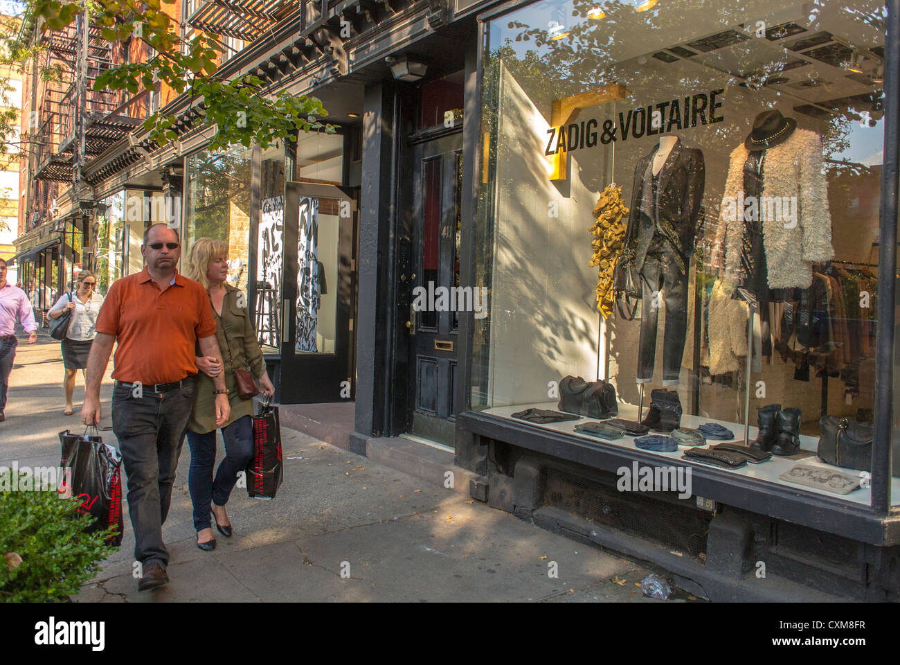 New York City, NY, EE.UU., escenas de la calle, gente caminando sosteniendo  bolsas de compras, en Greenwich Village, Manhattan, tienda francesa de la  ventana de compras, mannequins de la manera 'Zadig &