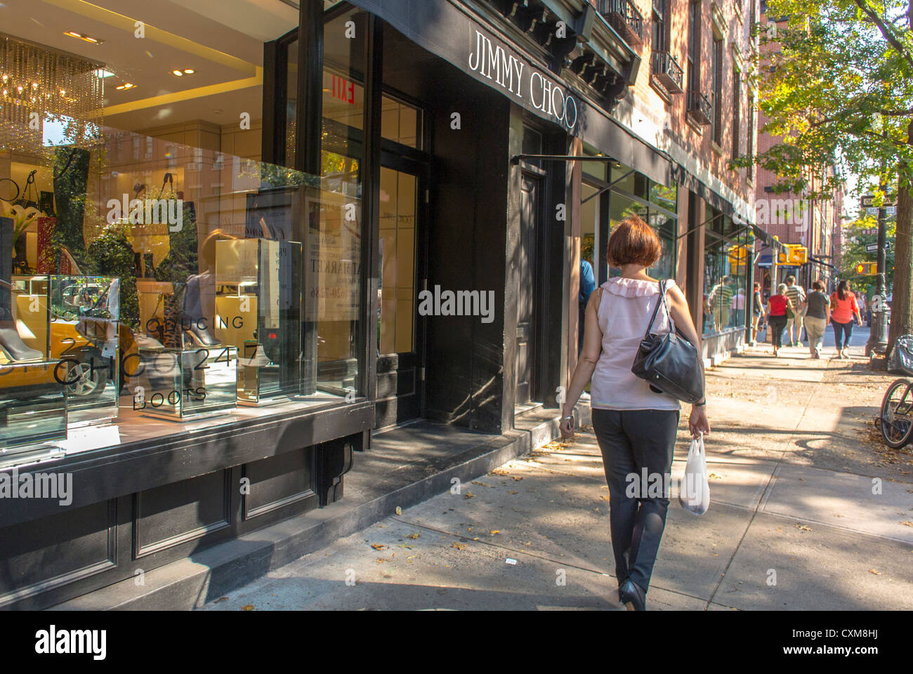 La Ciudad de Nueva York, NY, EE.UU., escenas callejeras, Mujer pasando por  'Jimmy Choo' Zapatos de lujo Tienda en Bleecker Street, en Greenwich  Village, Manhattan escaparates Fotografía de stock - Alamy