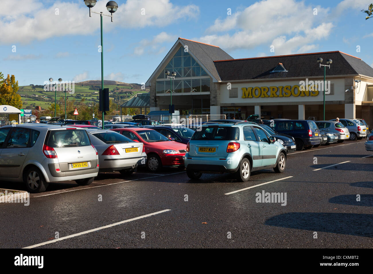 Supermercado Morrison en el castillo de corte centro comercial en el centro de la ciudad de Caerphilly centro con Bedwas mountain en segundo plano. Foto de stock