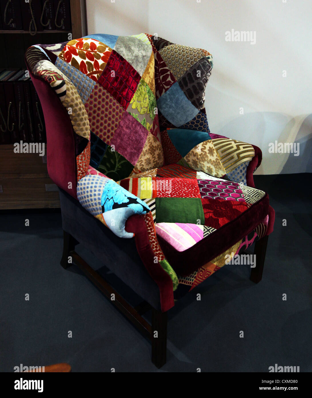 Patchwork sillón tapizados en venta a los irlandeses Anticuarios 47ª Feria Anual, Dublín, Irlanda Foto de stock
