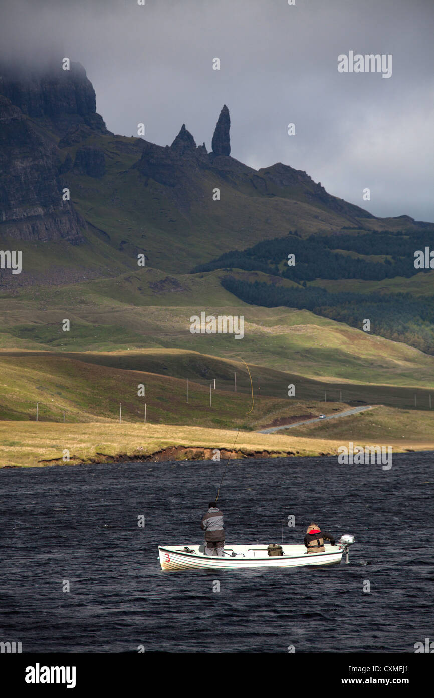 La isla de Skye, Escocia. Vista pintoresca de pescadores pesca con mosca en el Loch Fada en el noreste de la costa de Skye. Foto de stock
