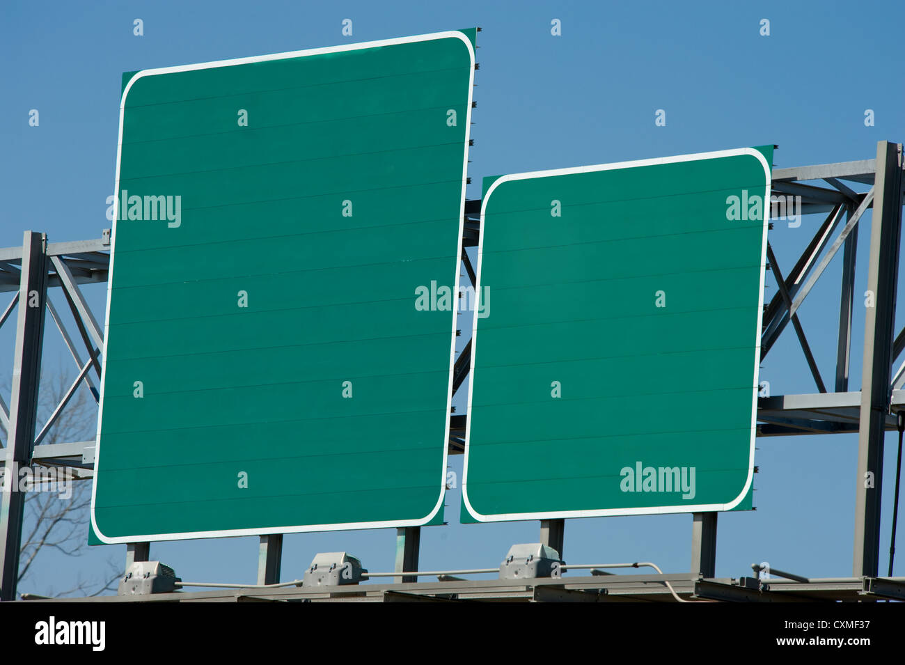Autopista verde en blanco o señales de tránsito con espacio de copia Foto de stock
