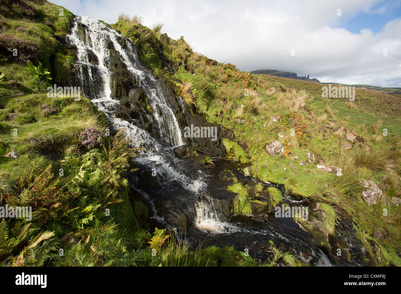 La isla de Skye, Escocia. Vista pintoresca de una cascada en el noreste de la costa de Skye. Foto de stock
