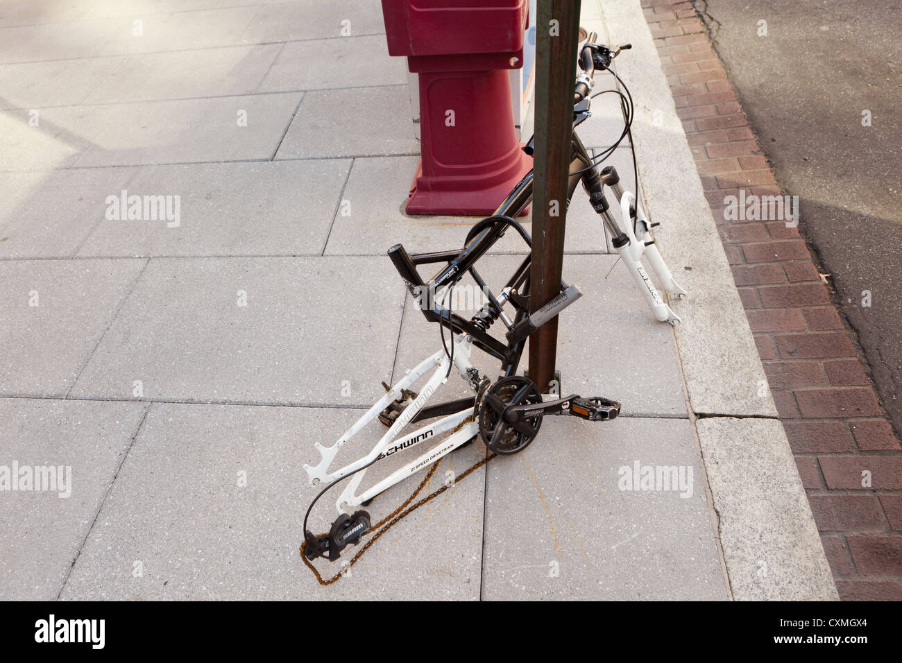 Vandalismo en bicicleta calle signo post (destrozado bicicleta) - EE.UU. Foto de stock