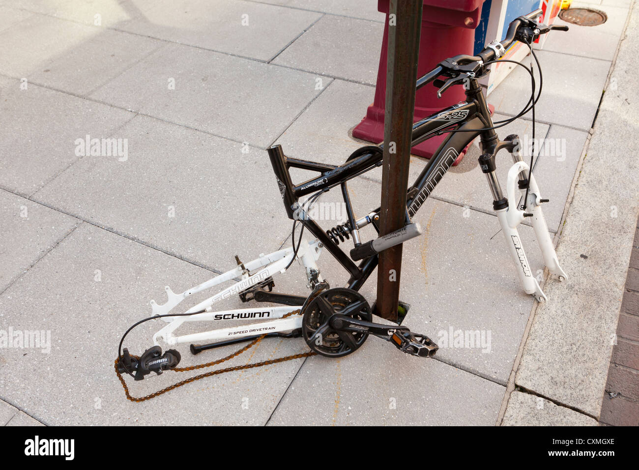 Vandalismo en bicicleta calle signo post (destrozado bicicleta) - EE.UU. Foto de stock