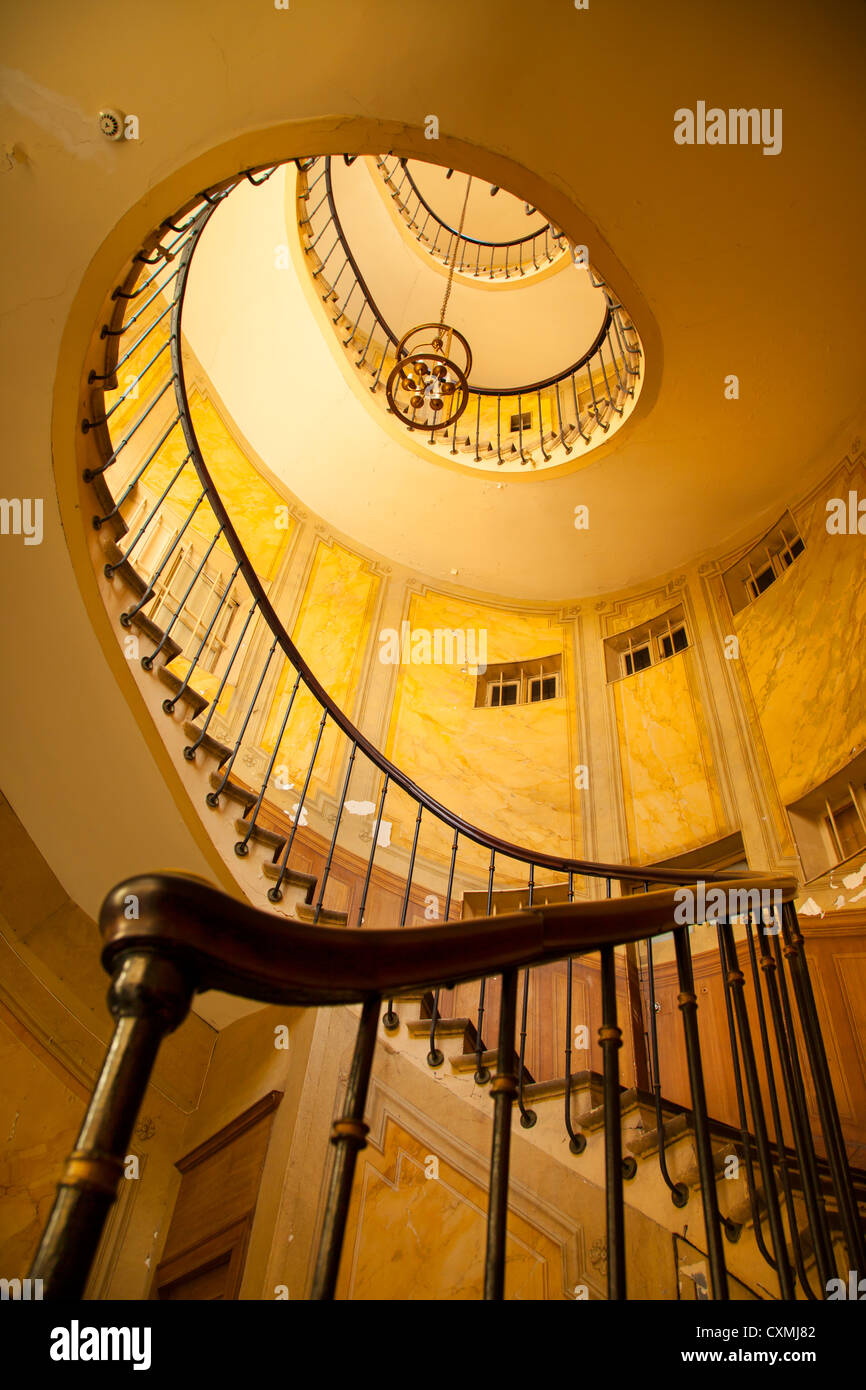 Escalera circular a lo largo de Galerie Vivienne cerca de Palais Royal en París, Ile-de-France, Francia Foto de stock