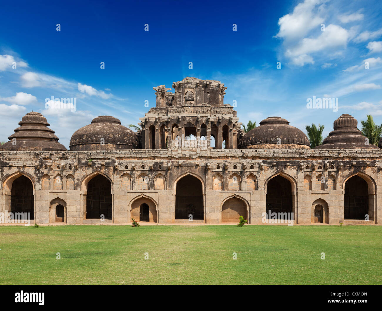 Las antiguas ruinas de los establos de elefantes, Royal Centre. Hampi, Karnataka, India. Foto de stock