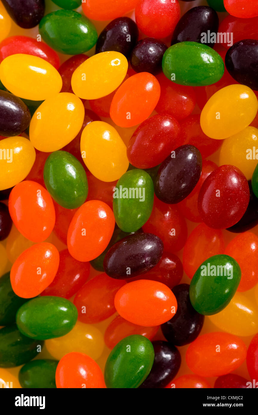 Un fondo multicolor de gominolas o caramelos Foto de stock