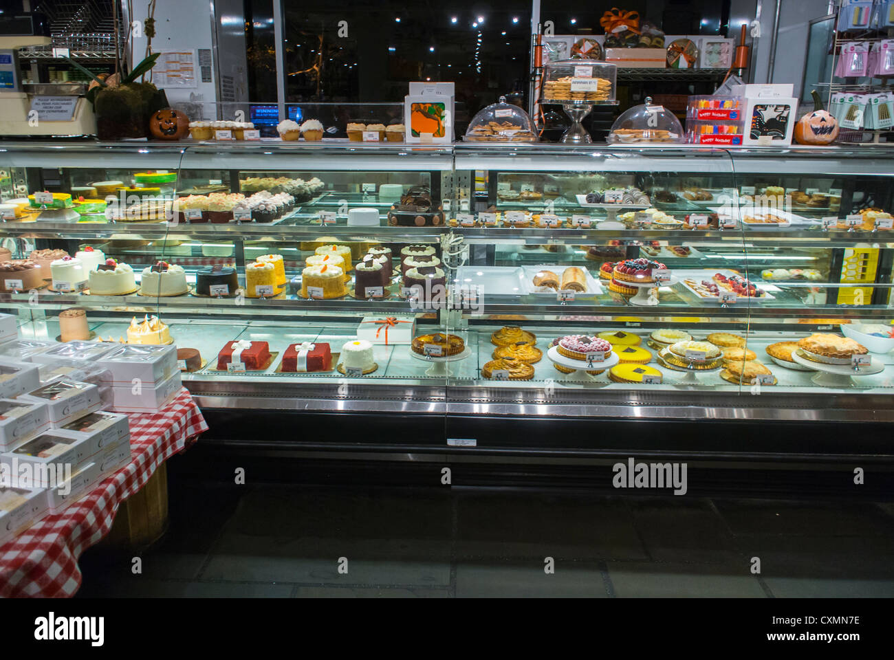 Tortas de negocios tiendas interior postre dentro fotografías e imágenes de  alta resolución - Alamy