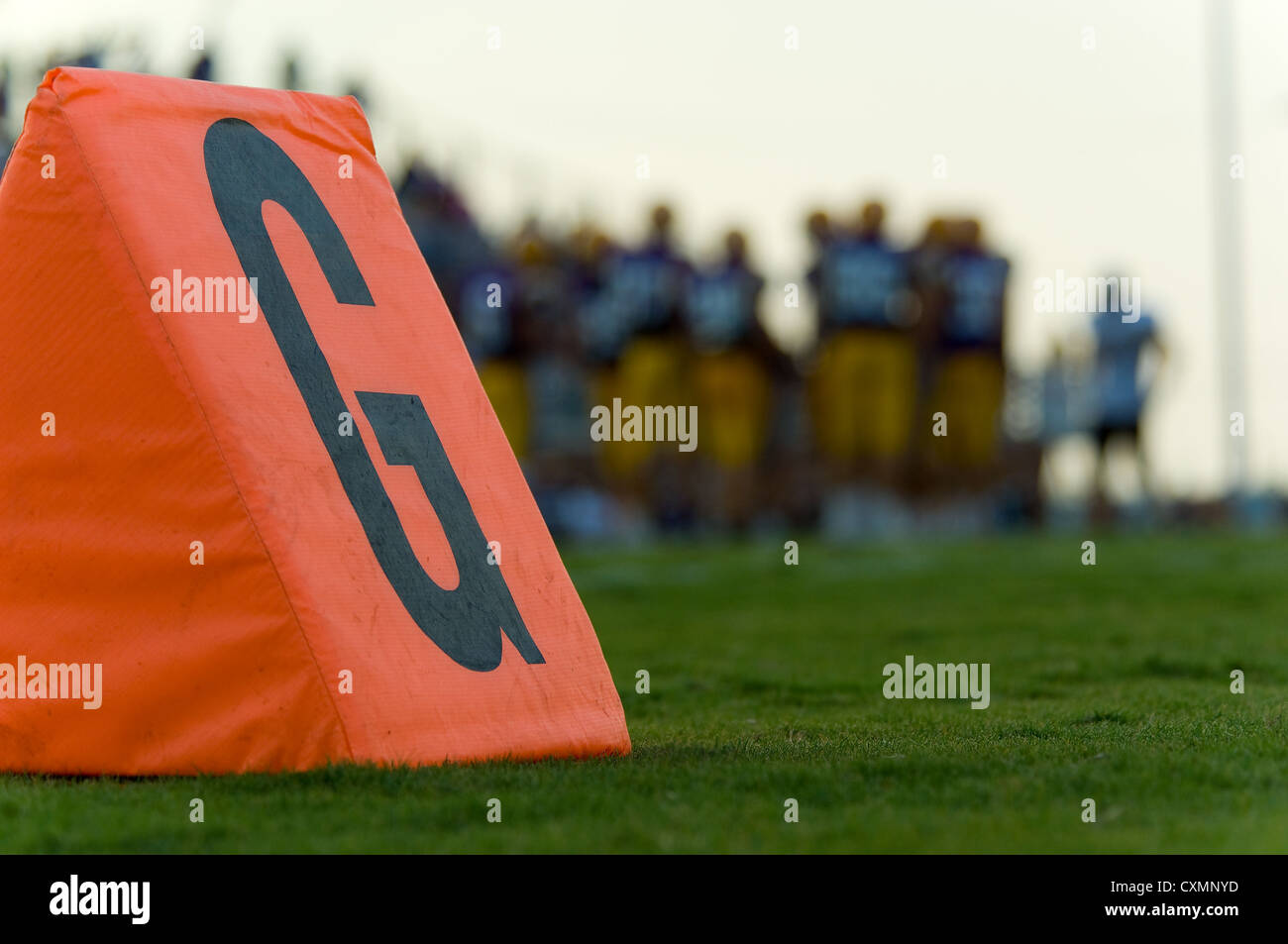 Objetivo marcador de línea en un juego de fútbol americano, los equipos son visibles en el fondo pero son muy borrosas, espacio para copiar Foto de stock