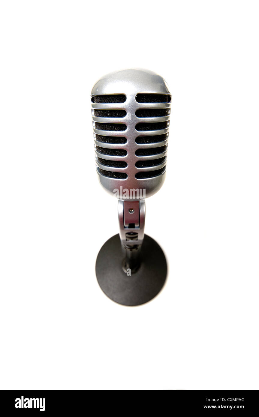 Vintage micrófono con espacio de copia sobre fondo blanco. Foto de stock