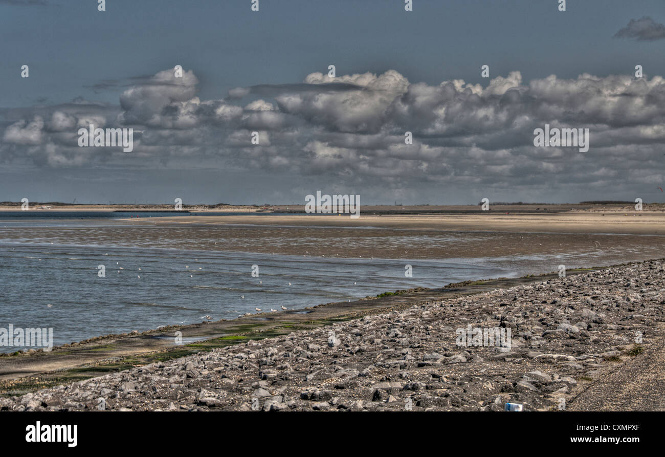 El paisaje de la costa holandesa con playa de arena y mar Foto de stock