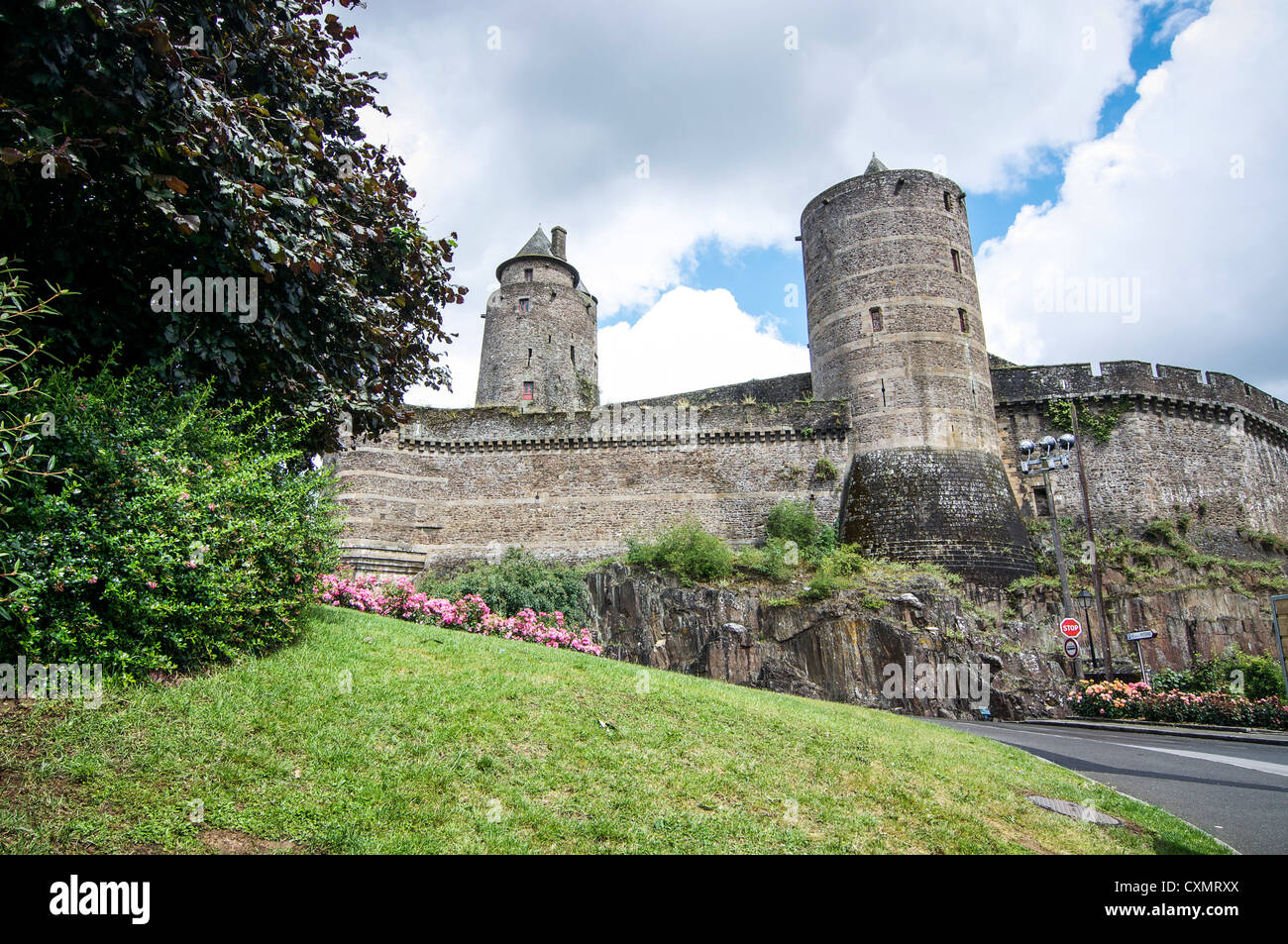 Torres de piedra redonda visibles en la pared de la fortaleza medieval Castillo de Fougeres en Brittany, Francia. Foto de stock