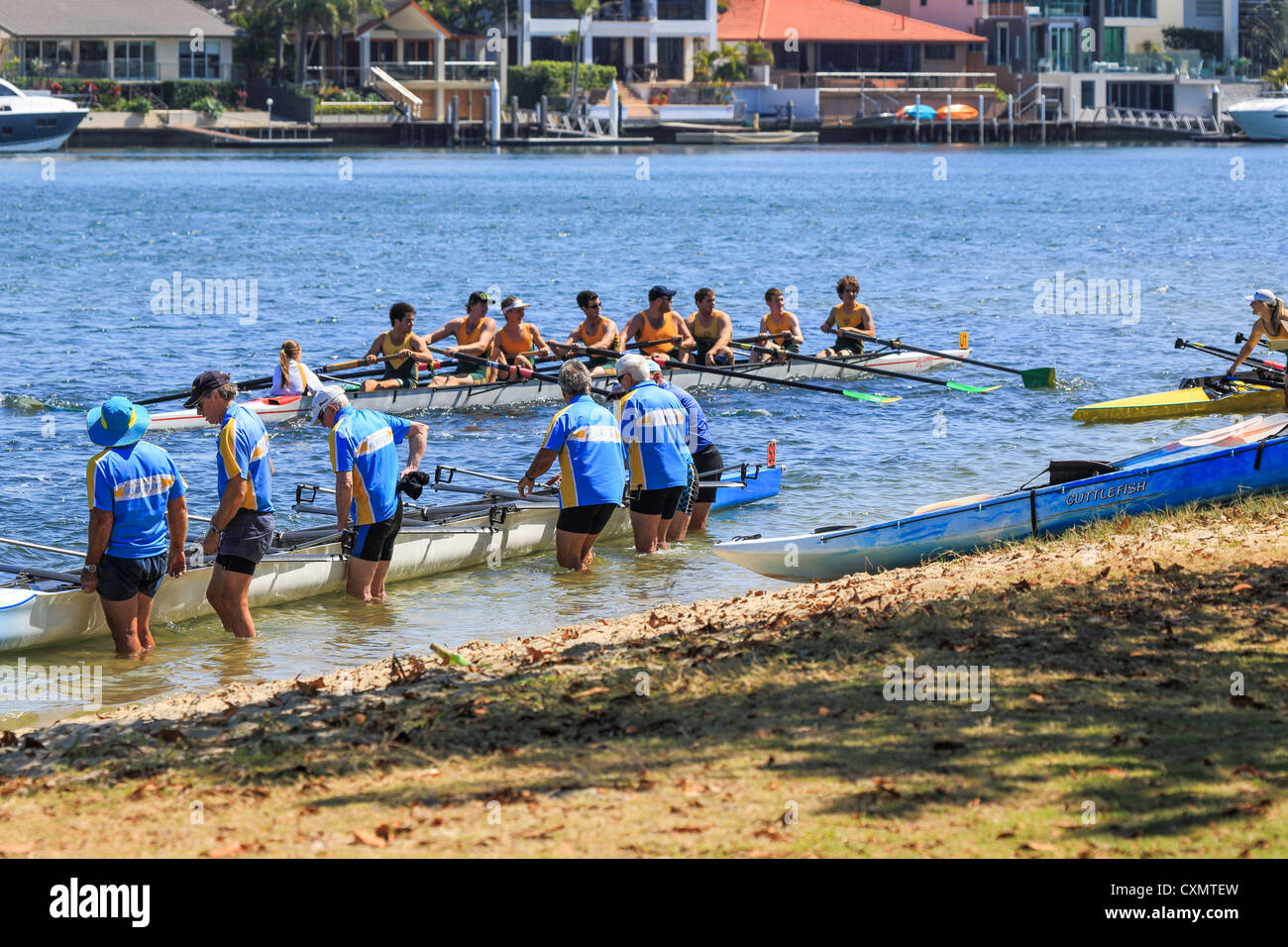 Después de la carrera en la Universidad de Río de remo regata para trofeos Surfers Paradise Queensland Foto de stock
