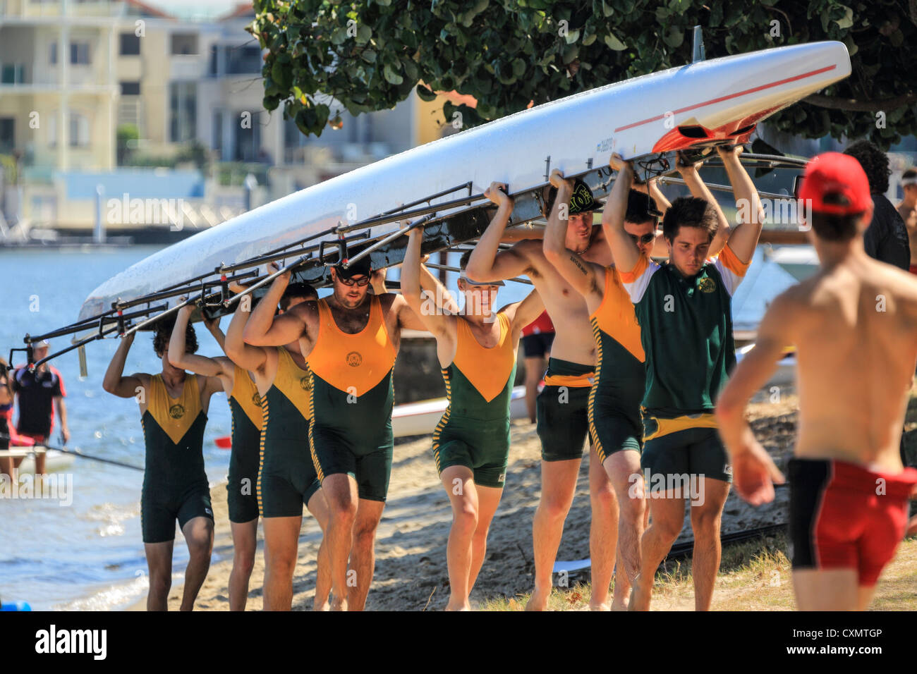 Después de la carrera en la Universidad de Río de remo regata para trofeos Surfers Paradise Queensland Foto de stock