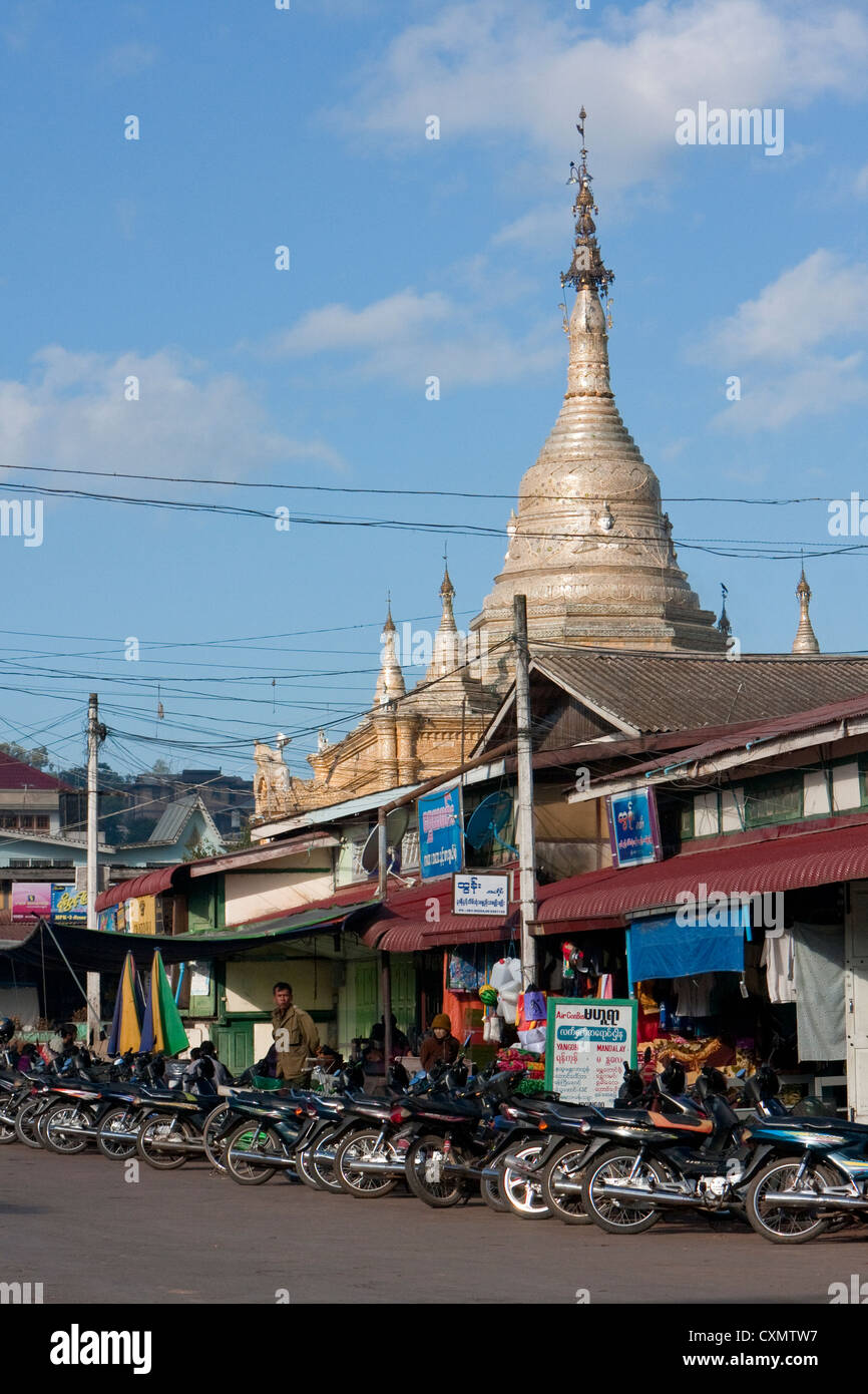 Myanmar, Birmania. Kalaw Street Scene. Thar Aung Chan Zedi Stupa en la parte trasera. Foto de stock