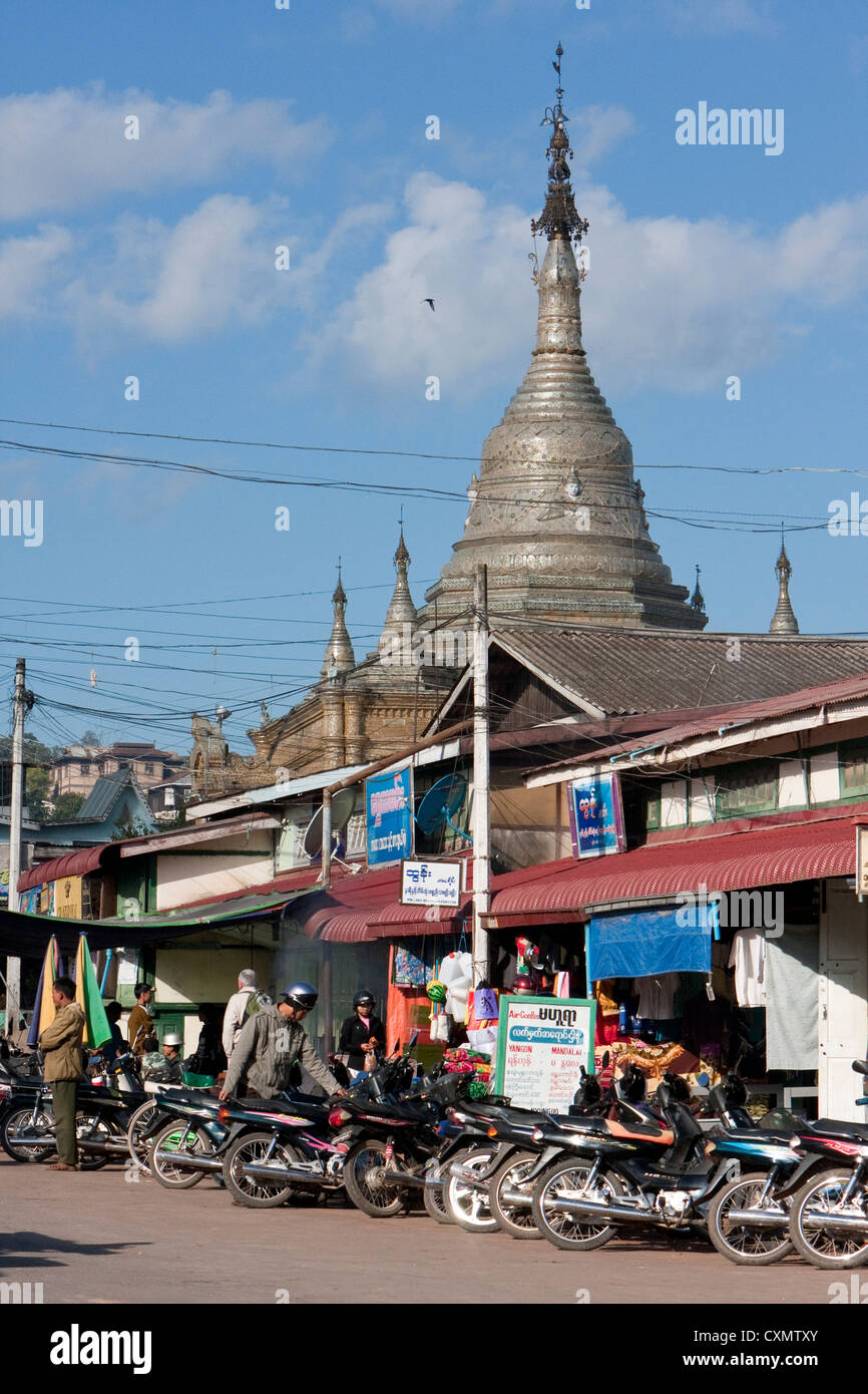 Myanmar, Birmania. Kalaw Street Scene. Thar Aung Chan Zedi Stupa en la parte trasera. Foto de stock