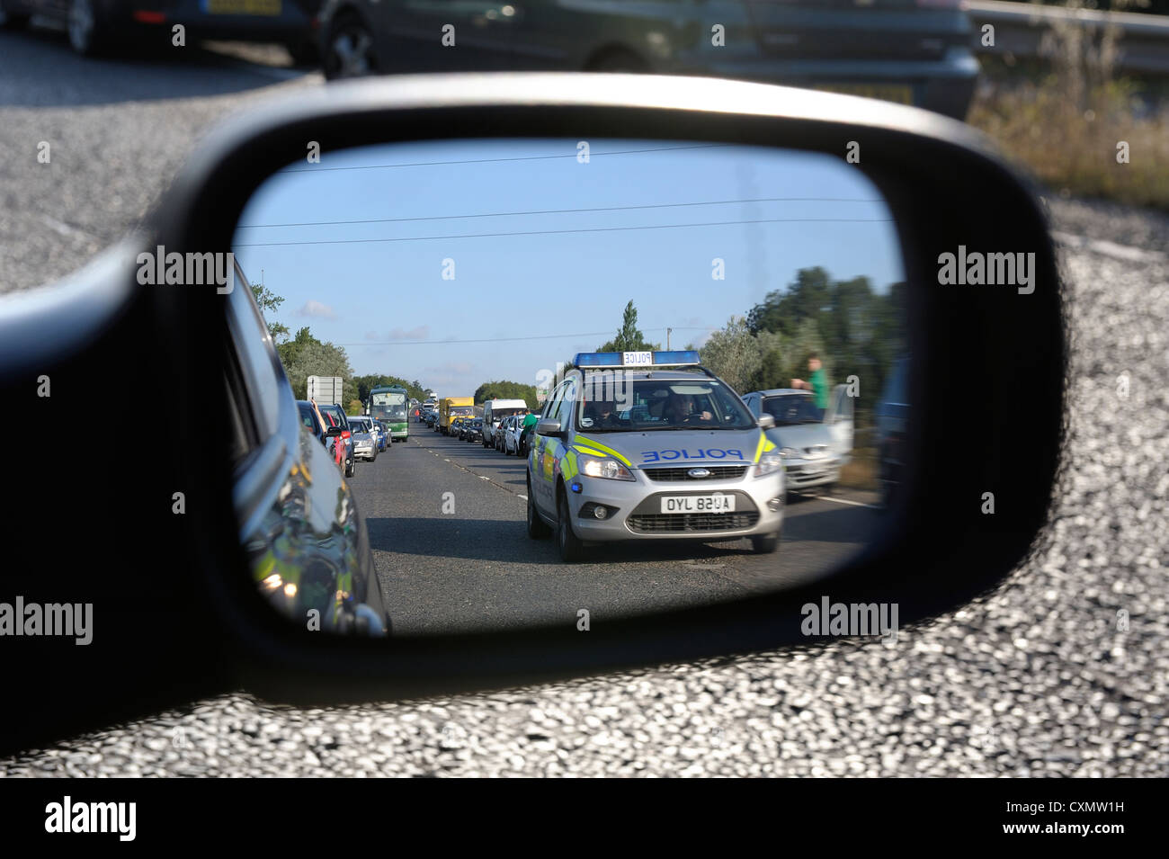 Vehículo de la policía para responder a un accidente de coche visto a  través de un espejo de ala Inglaterra Fotografía de stock - Alamy