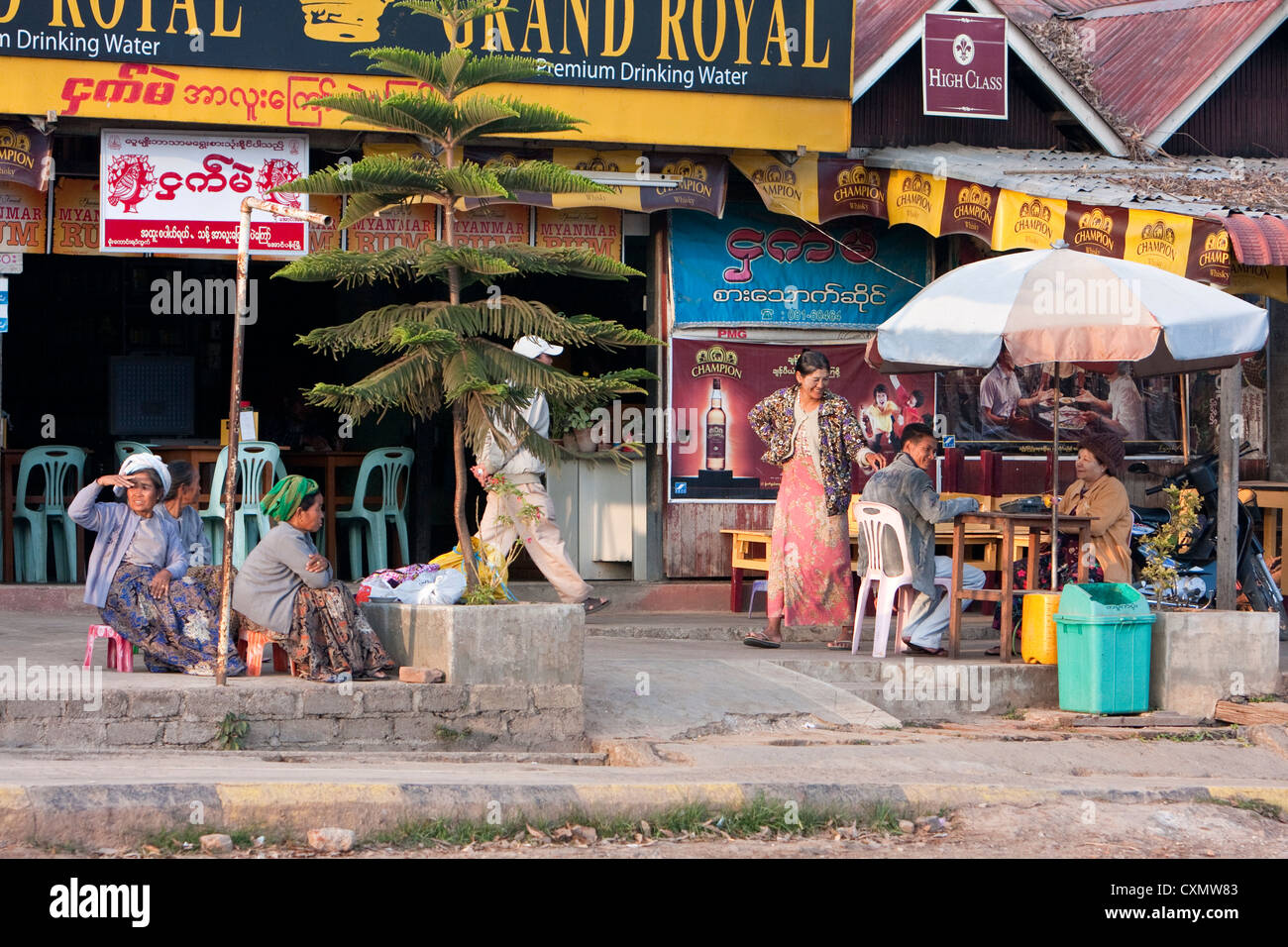 Myanmar, Birmania, el Estado de Shan. Cafetería al aire libre, parada de descanso en el camino. Foto de stock