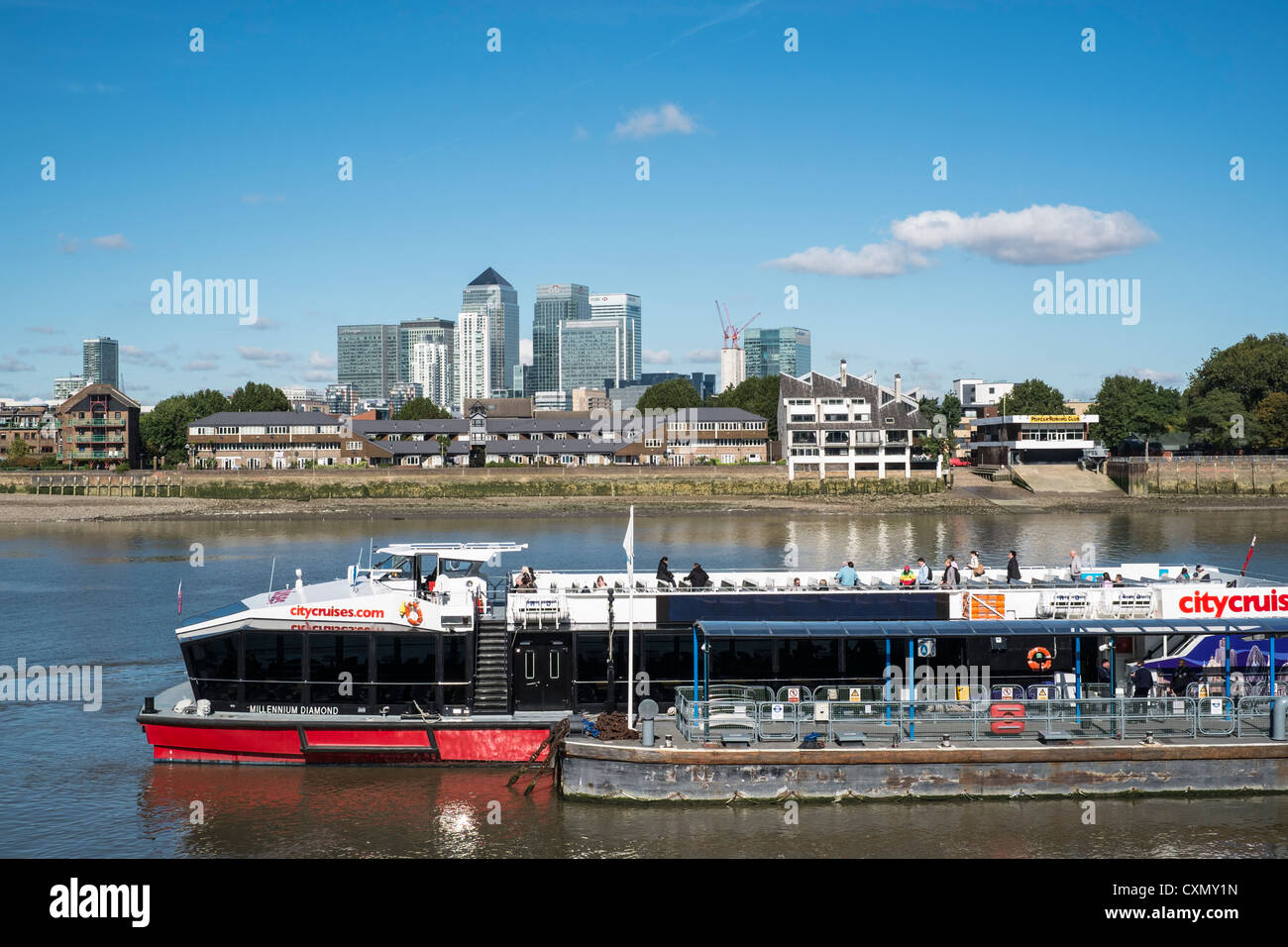 'City Cruises Barco de ocio turístico, el Río Támesis, Londres, con la ciudad de fondo. Foto de stock