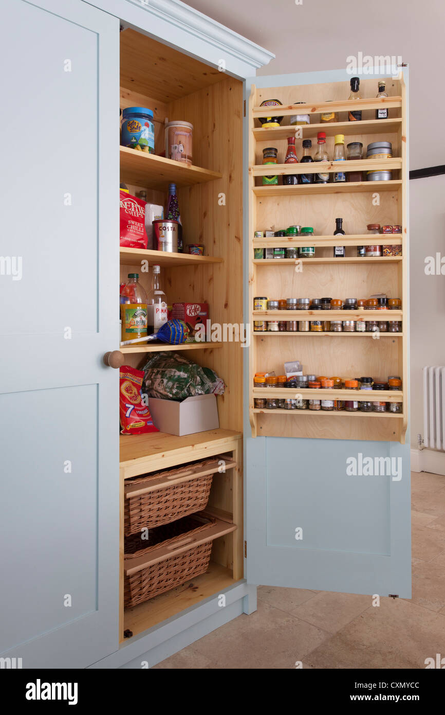 Armario despensa en la moderna cocina pintada Fotografía de stock - Alamy