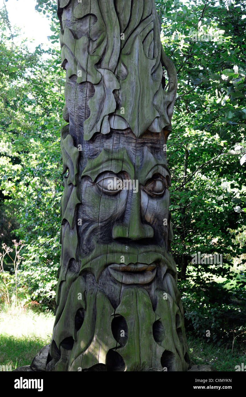 Los jardines de la casa ballintubbert stradbally laois Irlanda tallada cara tronco figura padres humanos ent Foto de stock