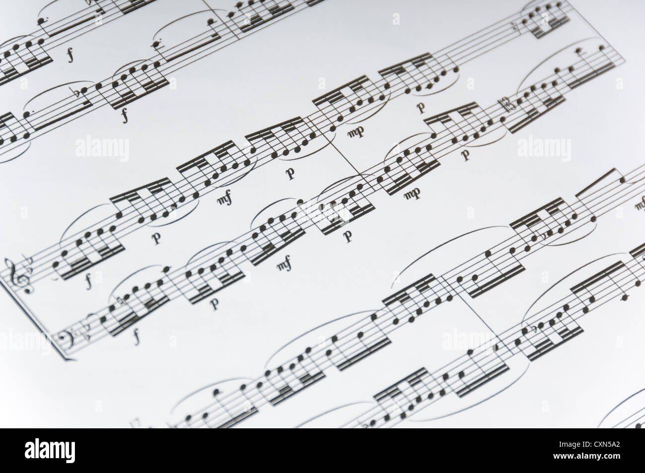 Fondo de partituras de piano, violín o música, con notas clefs y bares y medidas Foto de stock