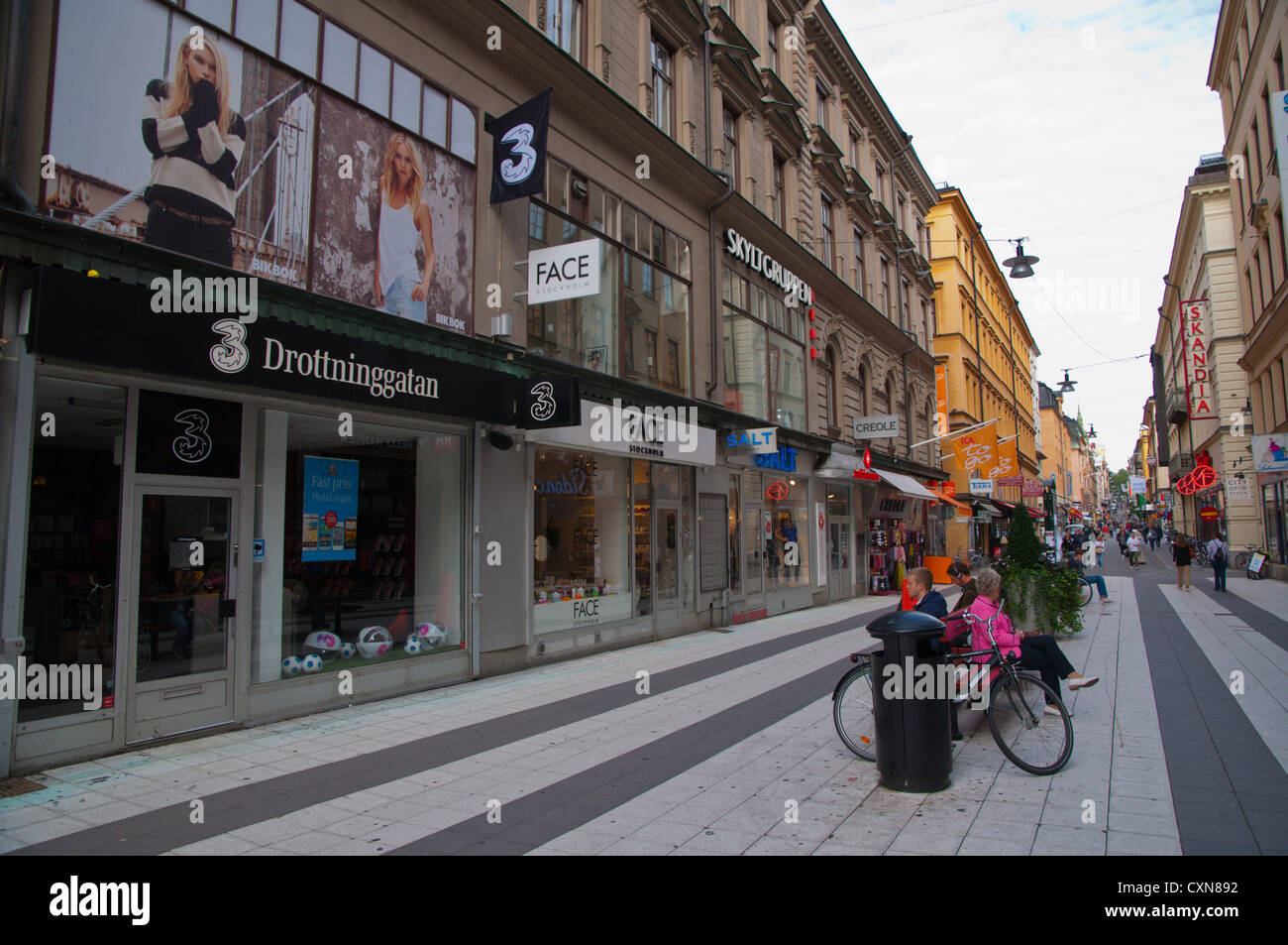Drottninggatan calle peatonal Norrmalm Estocolmo Suecia Europa central Foto de stock