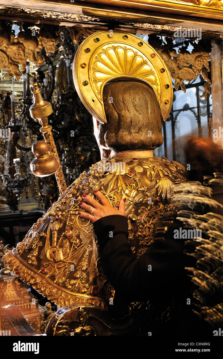 España, Camino de Santiago el abrazo al Apóstol en la Catedral de