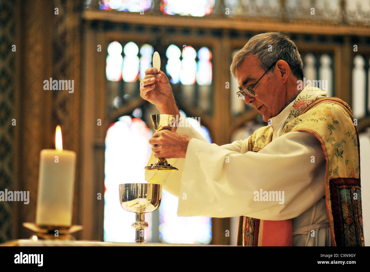 El sacerdote católico en una misa de boda, Lancashire UK Foto de stock