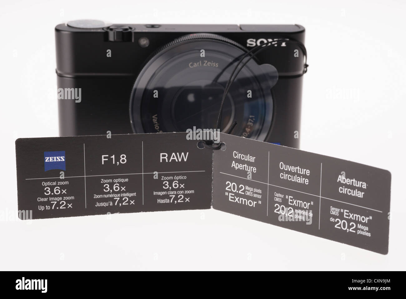De gama alta de Sony Cyber-shot DSC-RX100 sensor de gran zoom cámara  digital compacta de 20 megapíxeles. Característica del Producto swingtags  Fotografía de stock - Alamy