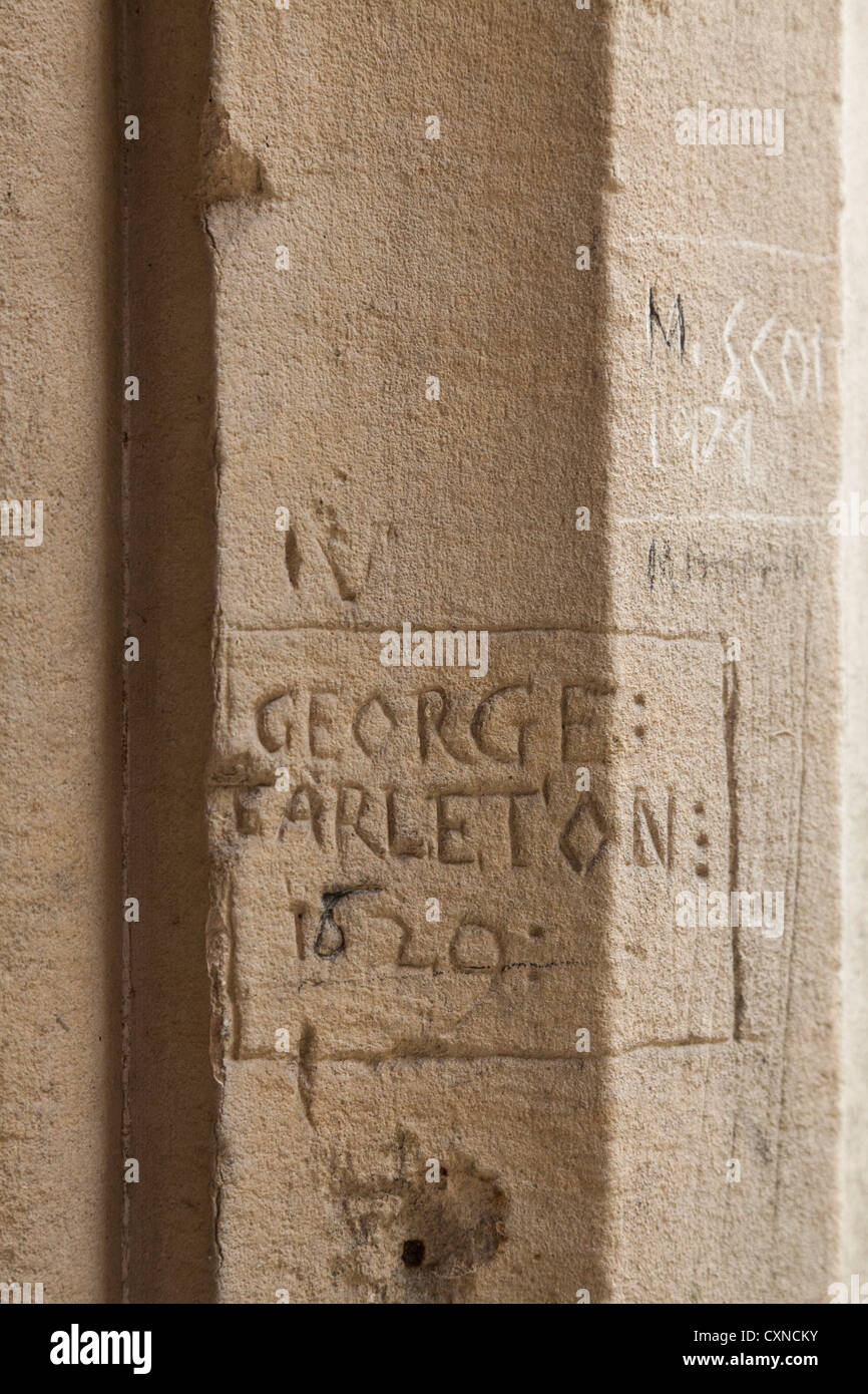 Rayado nombres de estudiantes anteriores sobre la piedra alrededor del claustro de Winchester College 1829 Foto de stock
