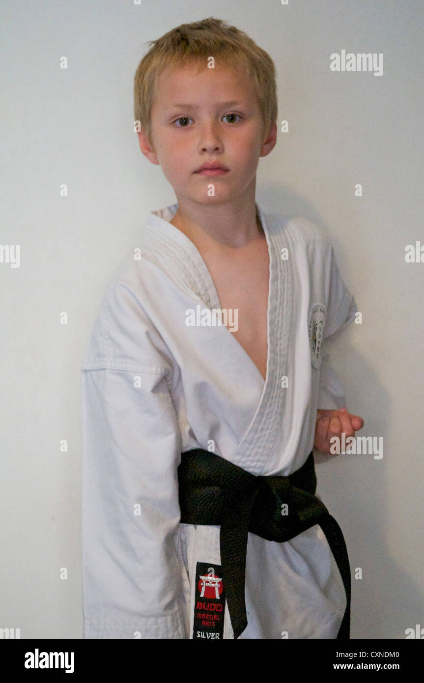 Con cinturón negro de kárate Kid Fotografía stock - Alamy