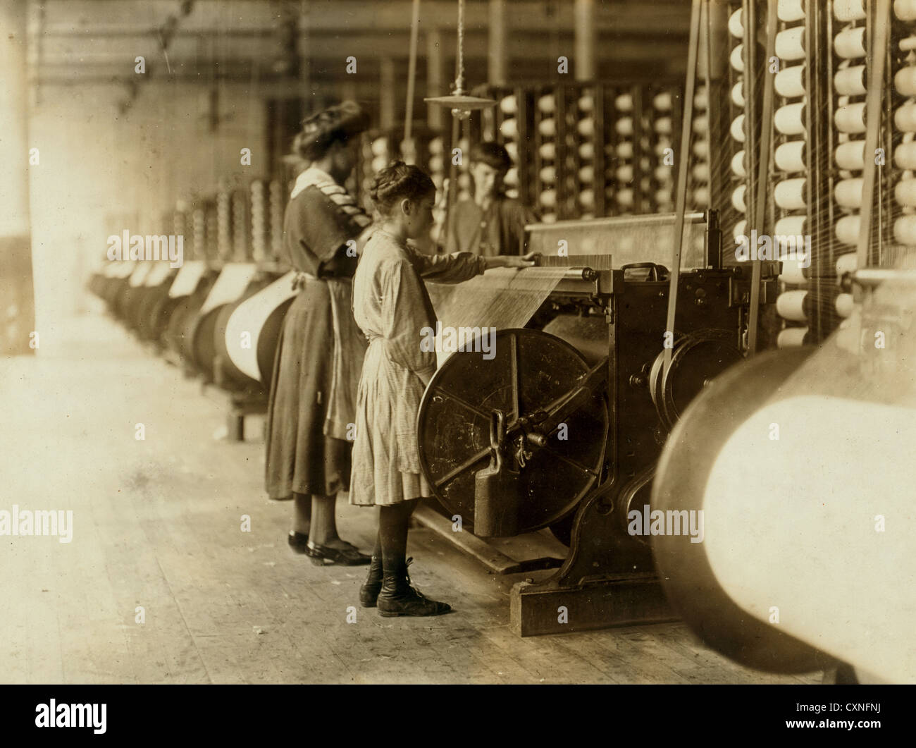 Las niñas corriendo en máquinas de deformación Loray Mill, Gastonia, Carolina del Norte. Noviembre de 1908 Foto de stock