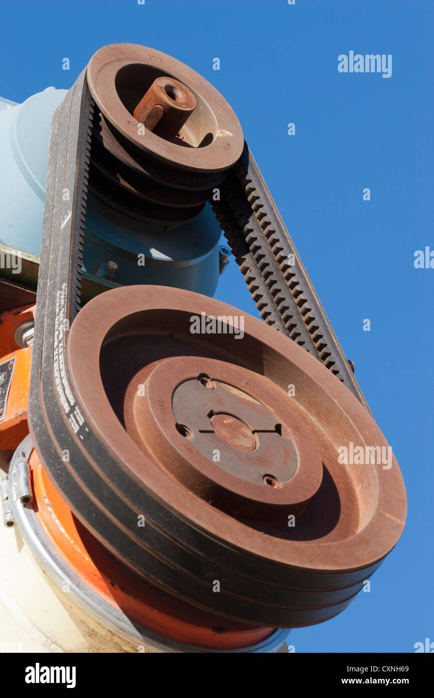 Las poleas de correa de un motor eléctrico industrial Fotografía de stock -  Alamy