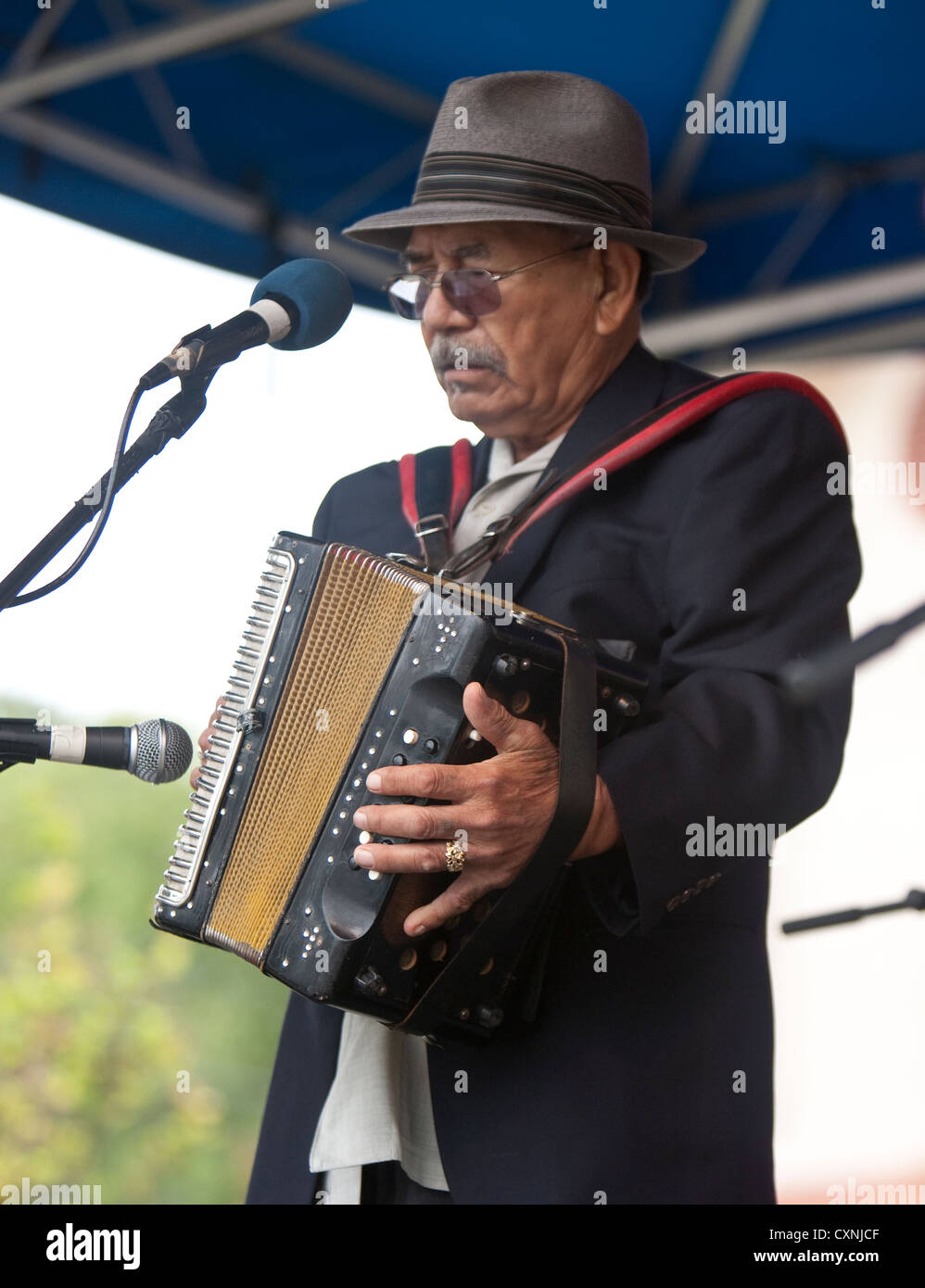Mexican music accordion fotografías e imágenes de alta resolución - Alamy